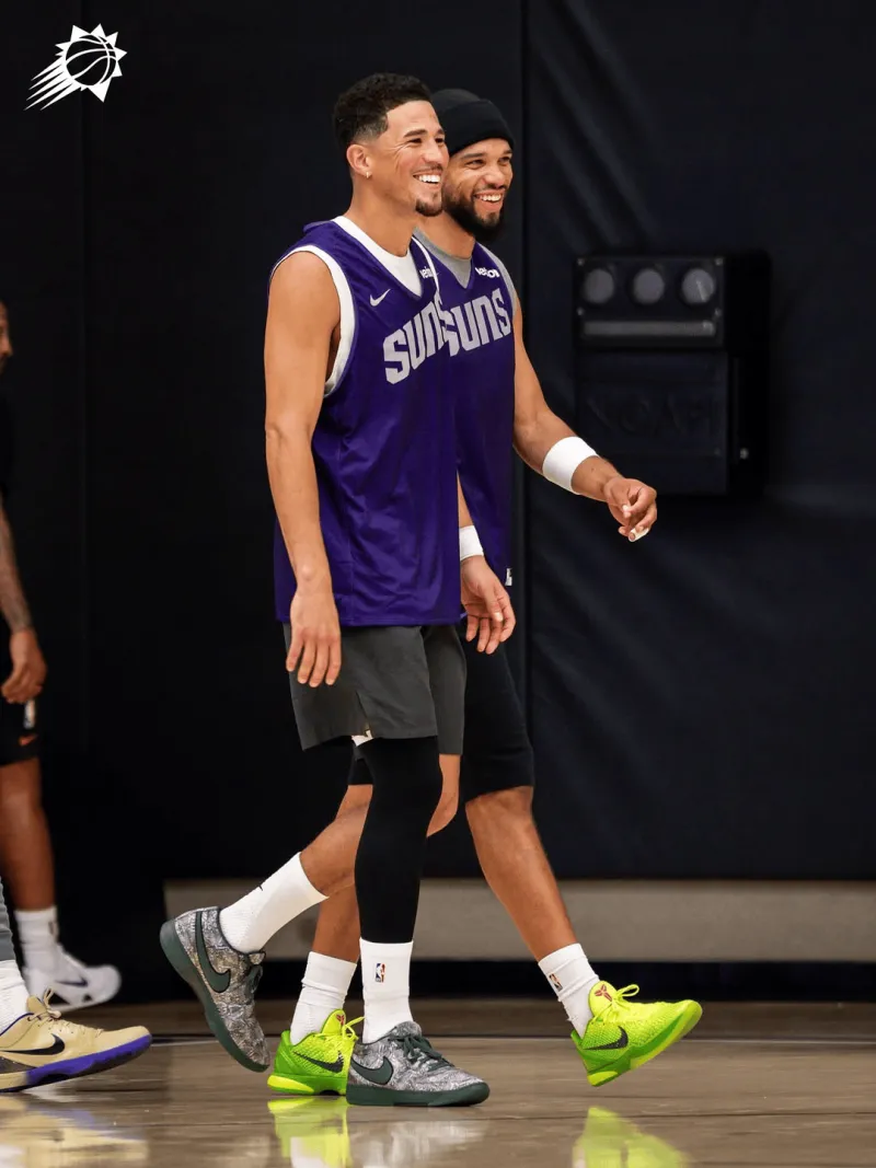 九游体育入口-这款怎么样？布克在训练中上脚灰碎叶迷彩配色BOOK1